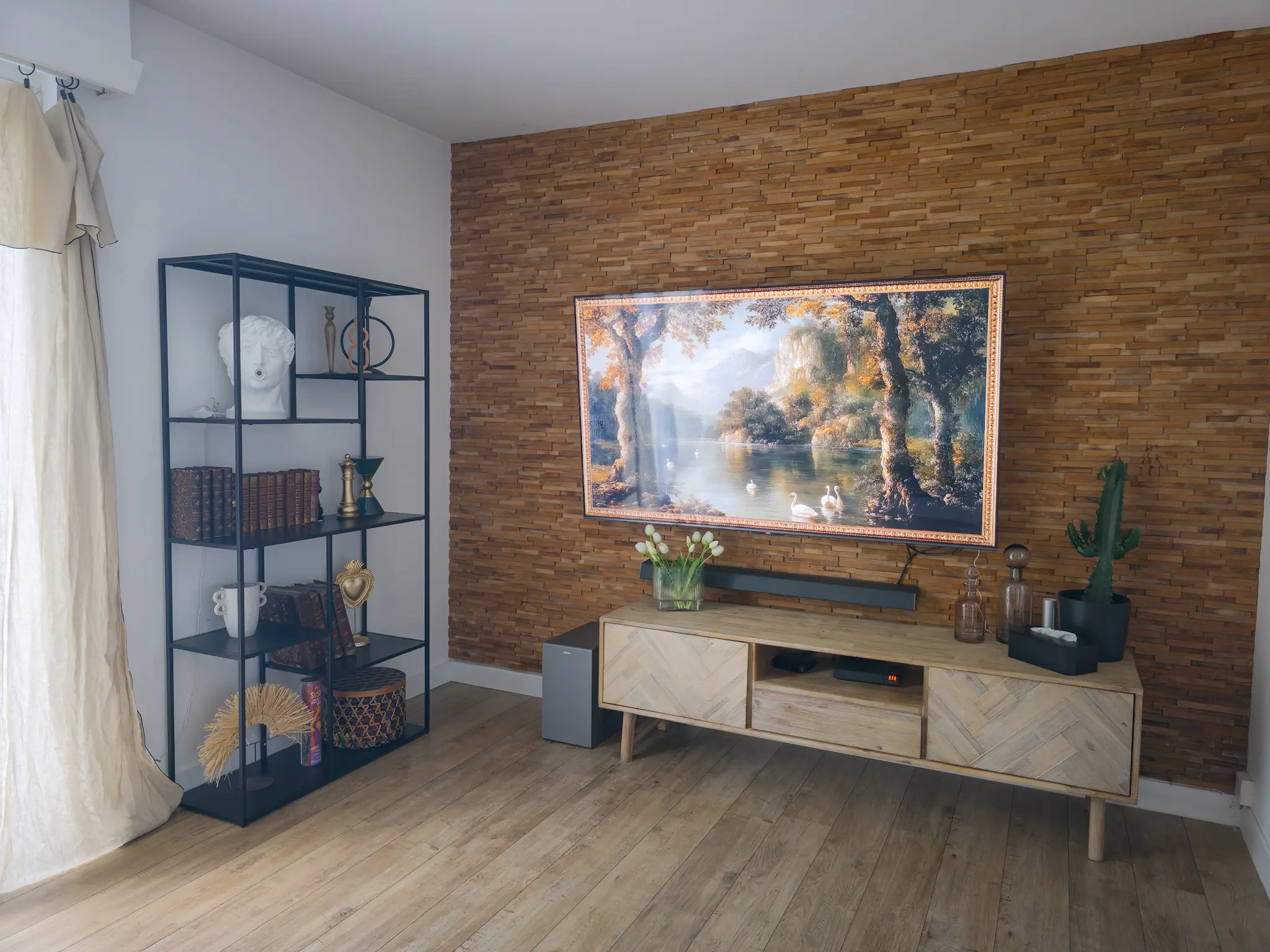 Téléviseur et étagère décorative dans le salon du Belvédère