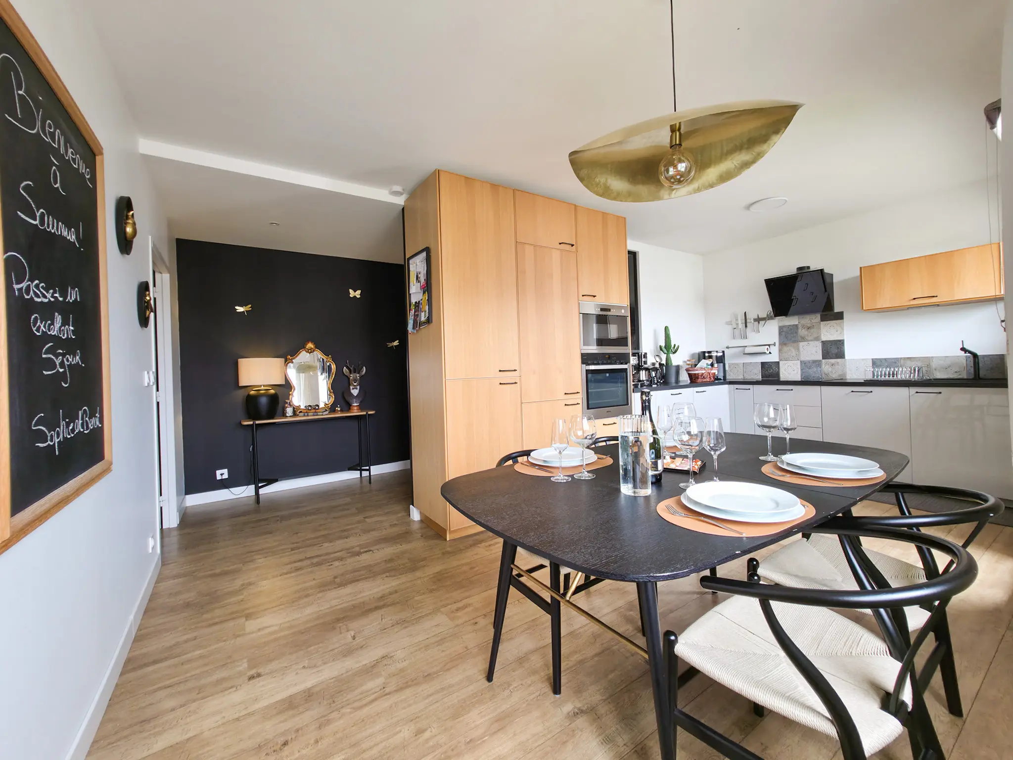 Espace repas du Belvédère ouvert sur la cuisine et l’entrée