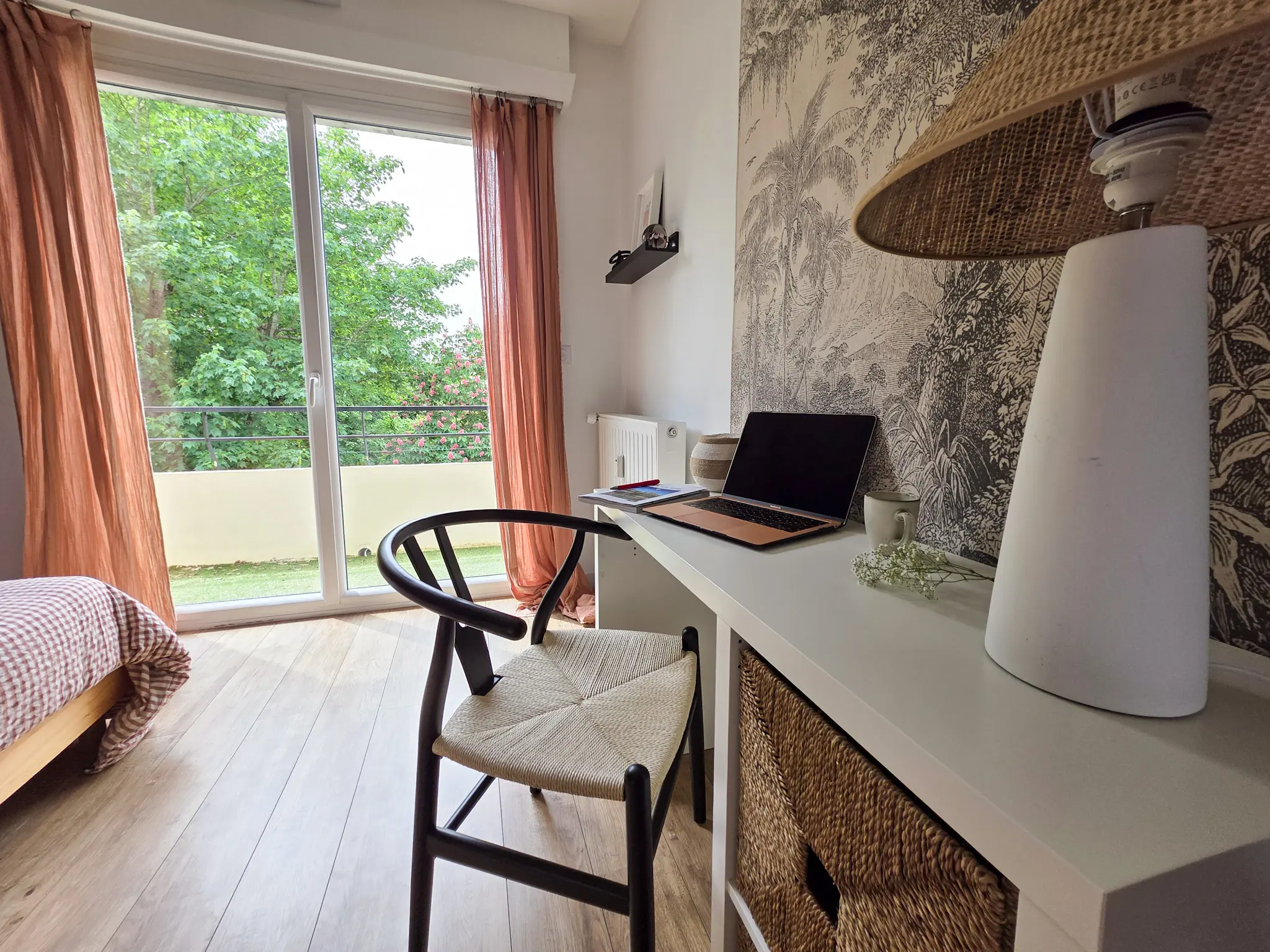 Bureau dans la chambre du Belvédère, près de l’accès au balcon