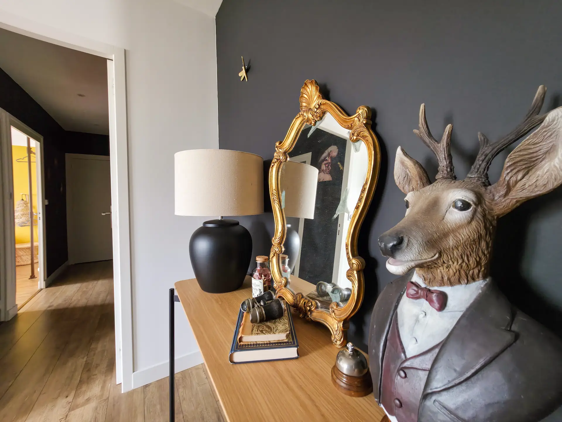 Sculpture de cerf et miroir doré sur la console de l’entrée du Belvédère