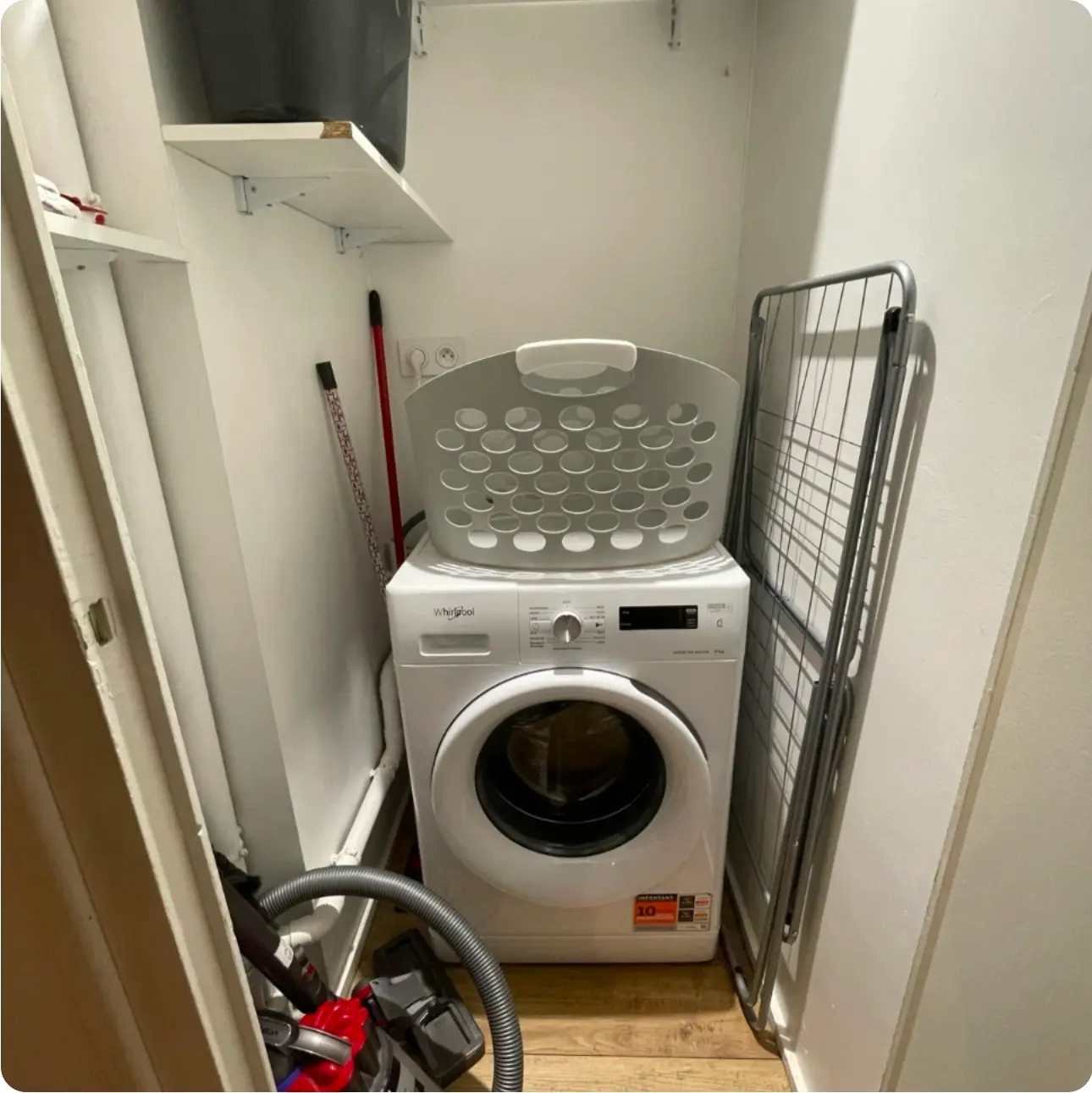 Espace buanderie du Belvédère avec lave-linge et étendoir