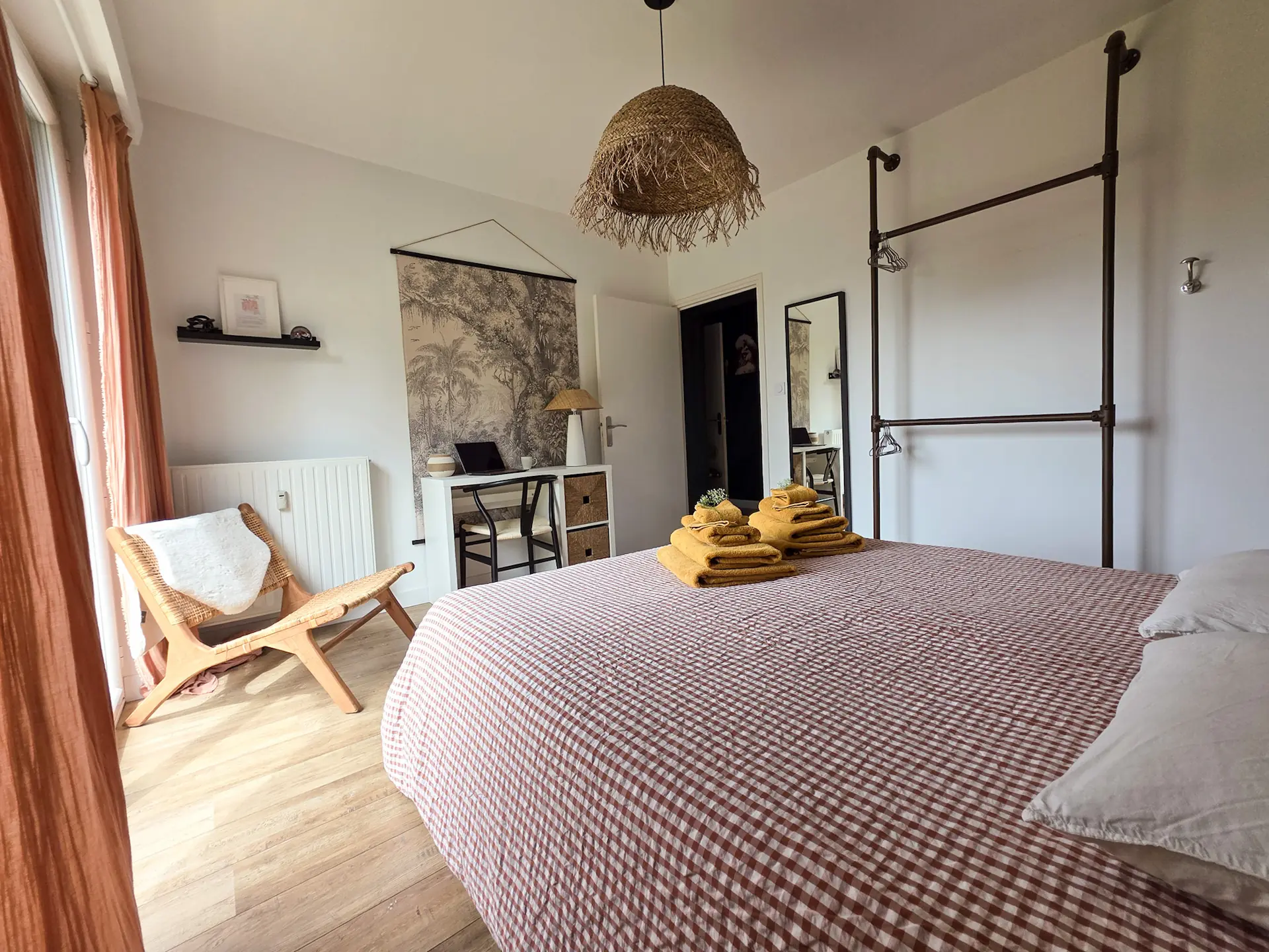 Chambre du Belvédère avec lit double, fauteuil et bureau