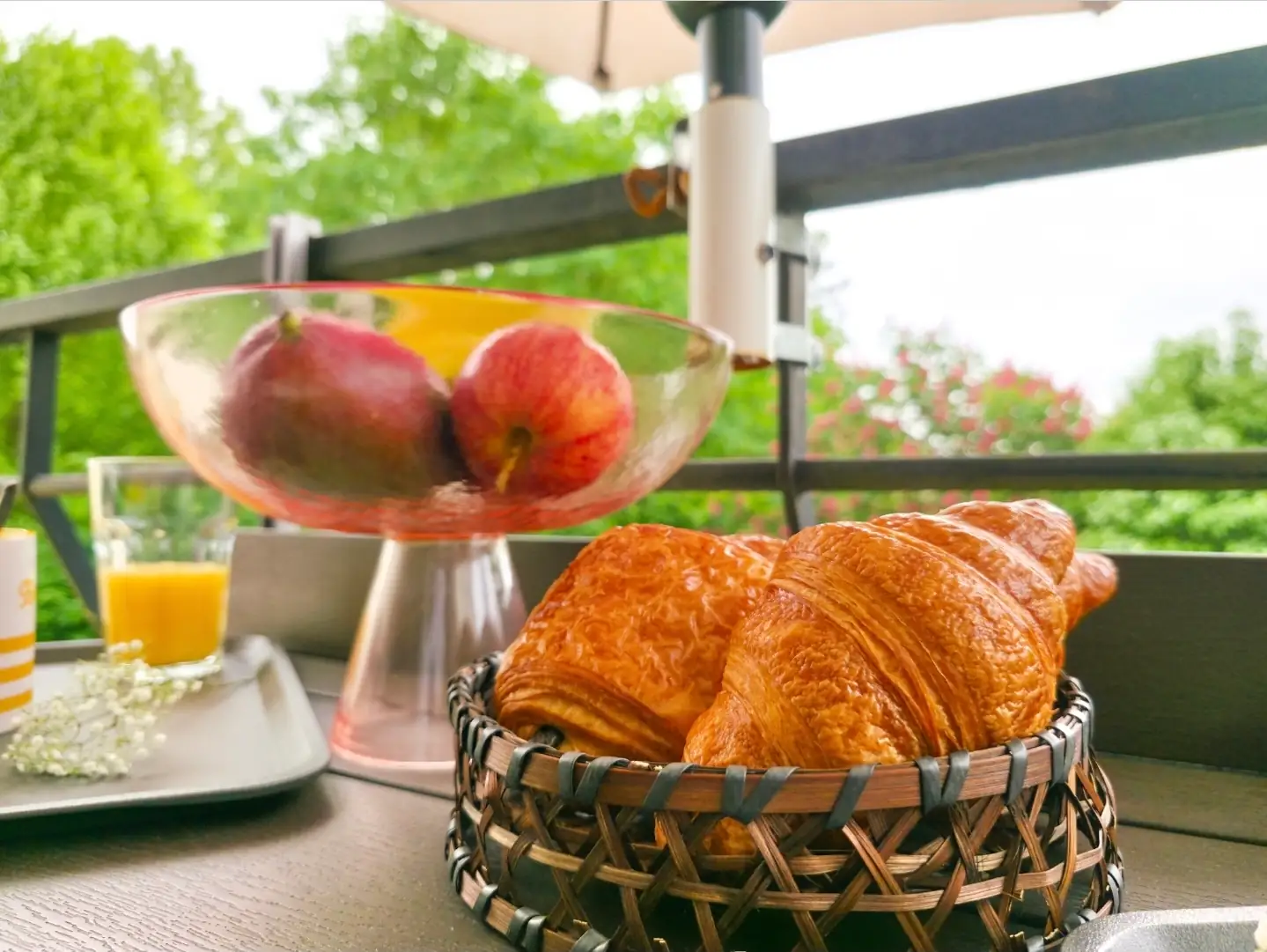 Croissants et fruits sur la table du balcon du Belvédère