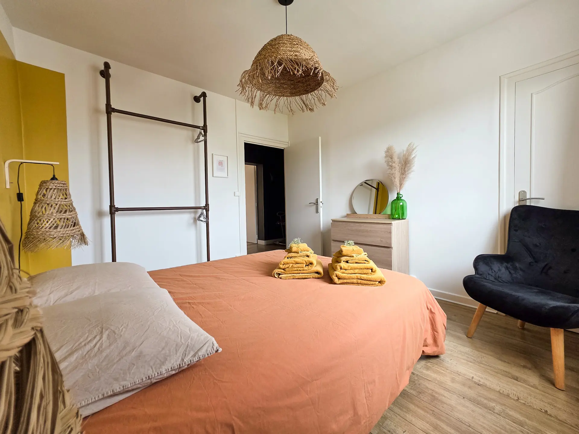 Seconde vue de la chambre ocre du Belvédère avec fauteuil et commode