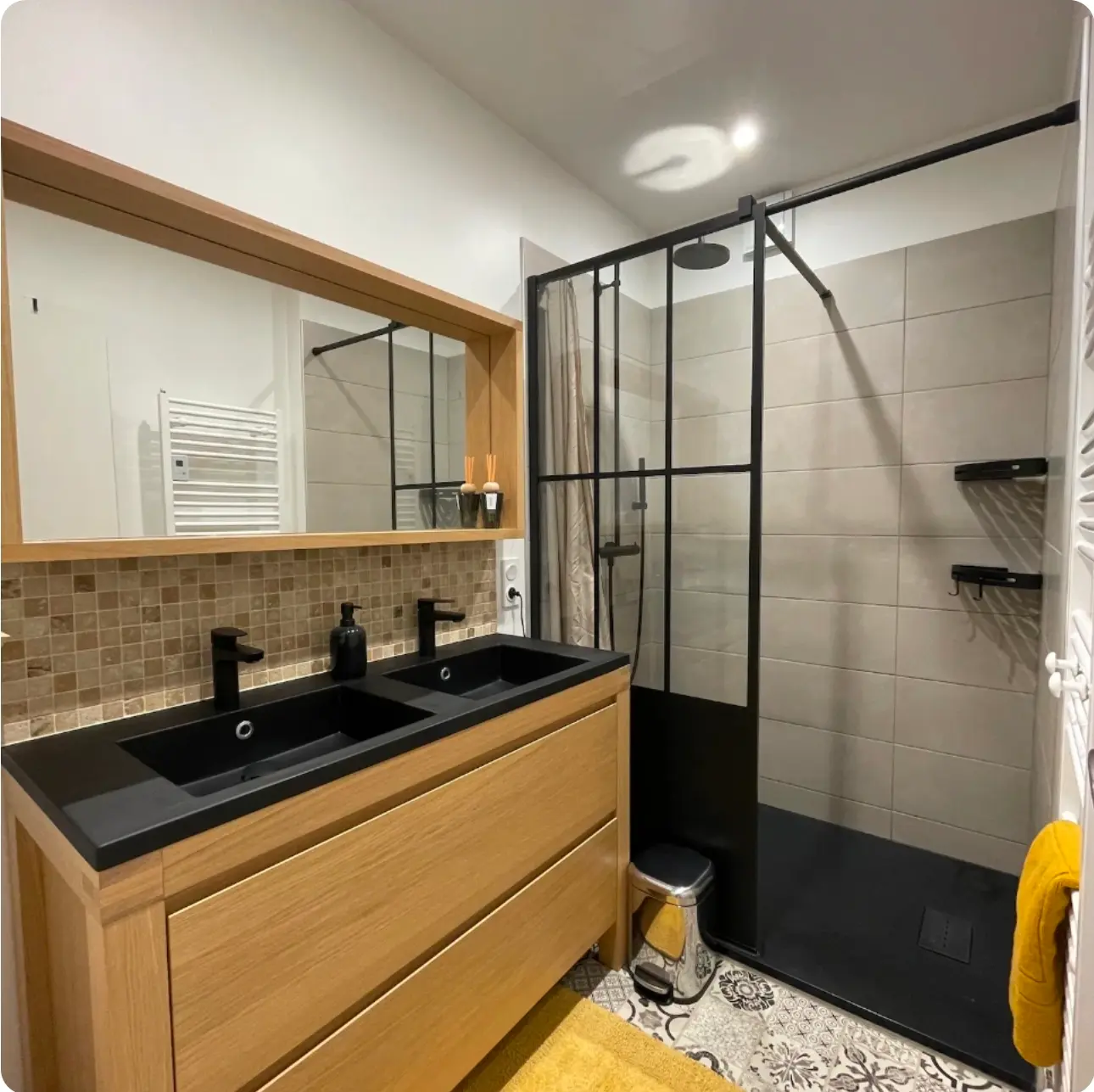Salle d’eau du Belvédère avec double vasque et douche vitrée