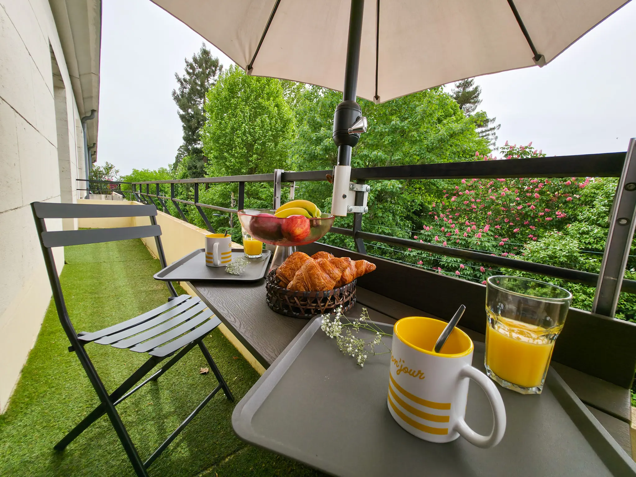 Table dressée pour le petit-déjeuner sur le balcon du Belvédère