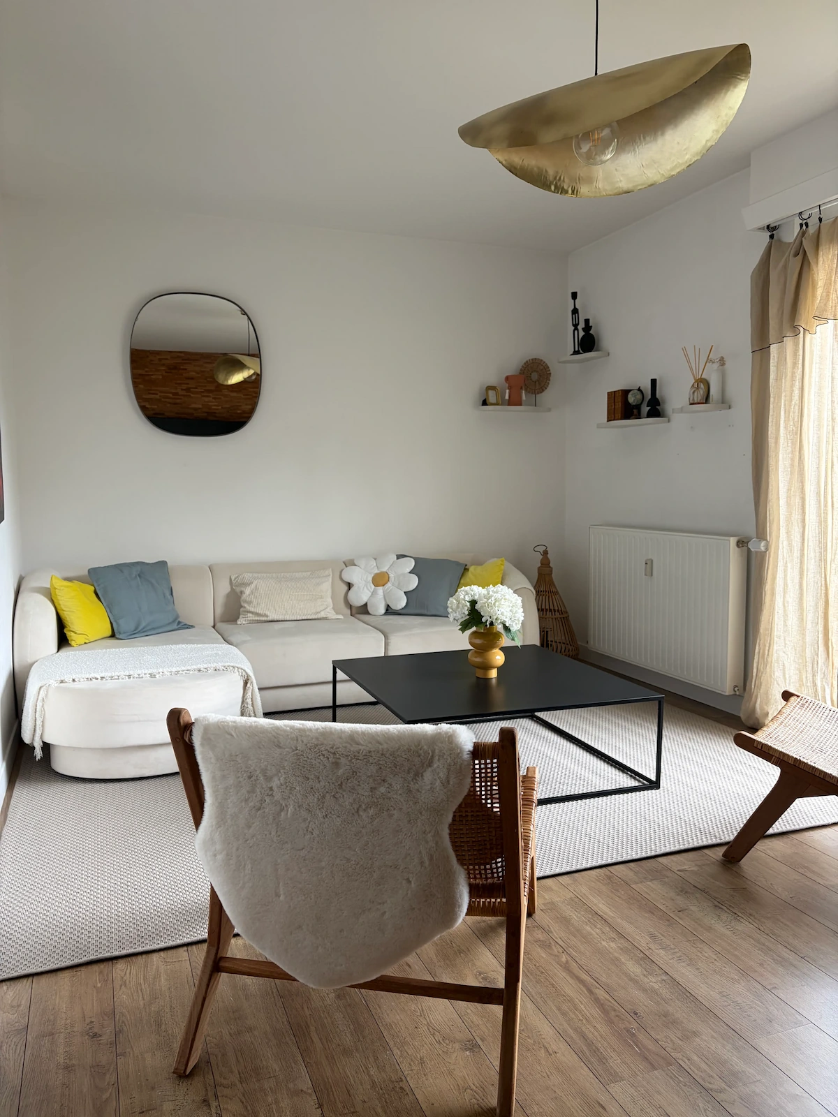Salon lumineux du Belvédère — canapé crème, suspension dorée, S&B Private Residences Saumur