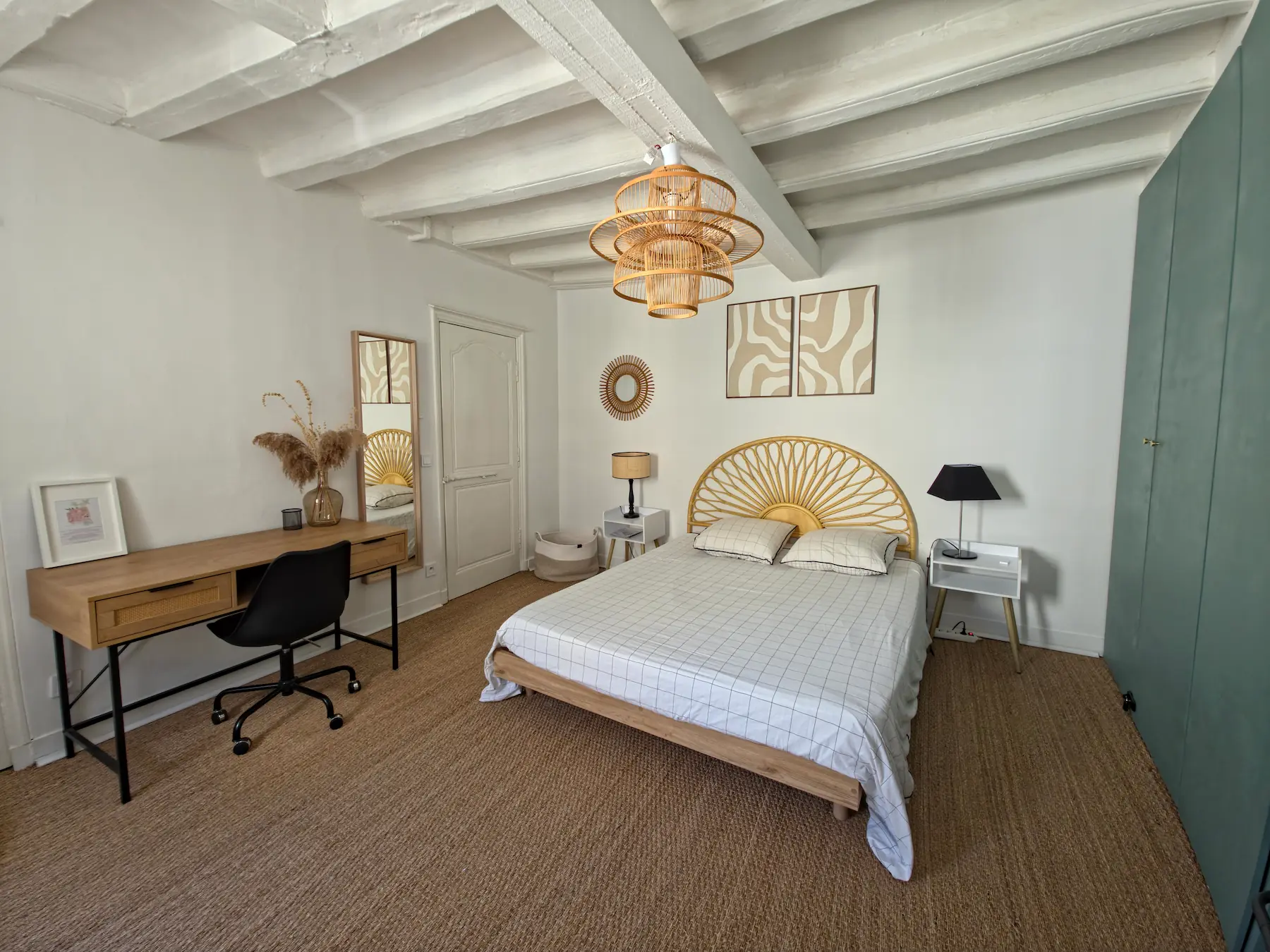 Chambre du Loft avec bureau, lit double et poutres apparentes