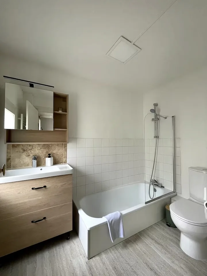 Salle de bains du Loft avec baignoire, vasque et toilettes