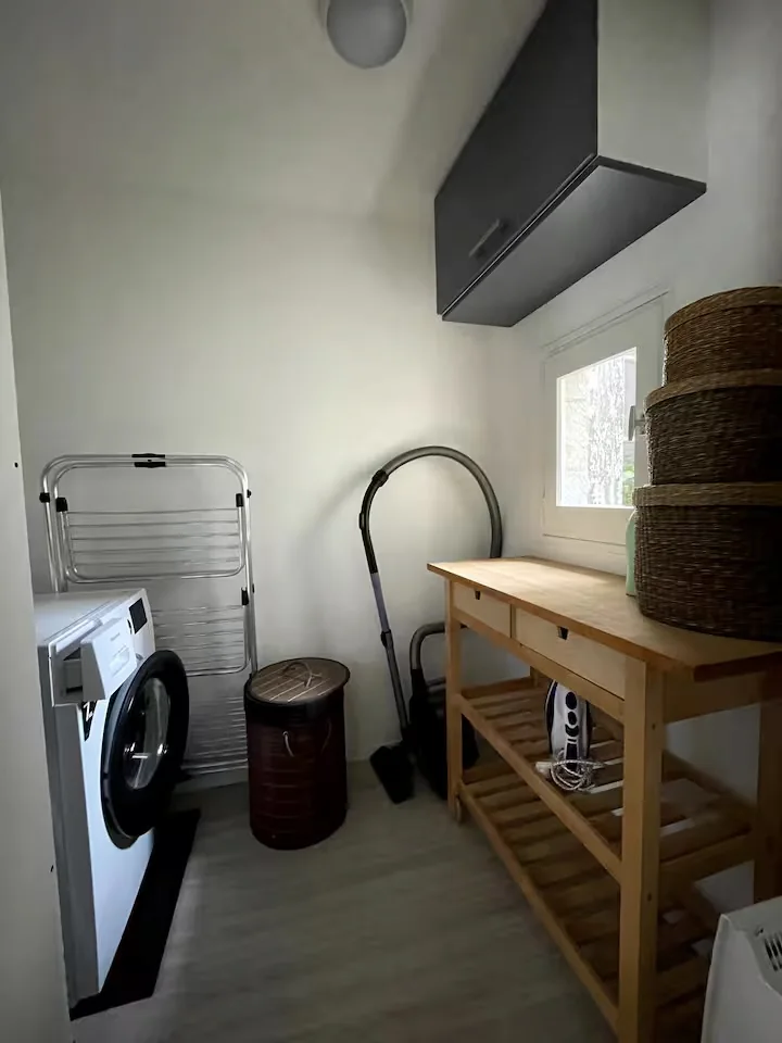 Buanderie du Loft avec lave-linge et rangements