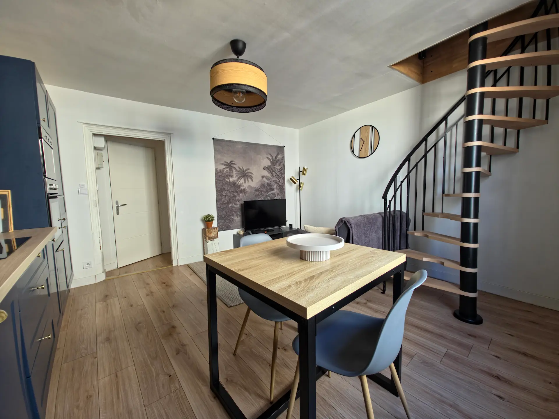 Escalier en colimaçon du Loft — duplex S&B Private Residences, 9 rue Pascal, Saumur